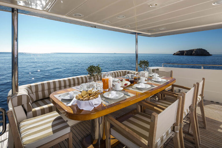 MG Navigation Mythos G Main Deck - Dining Table