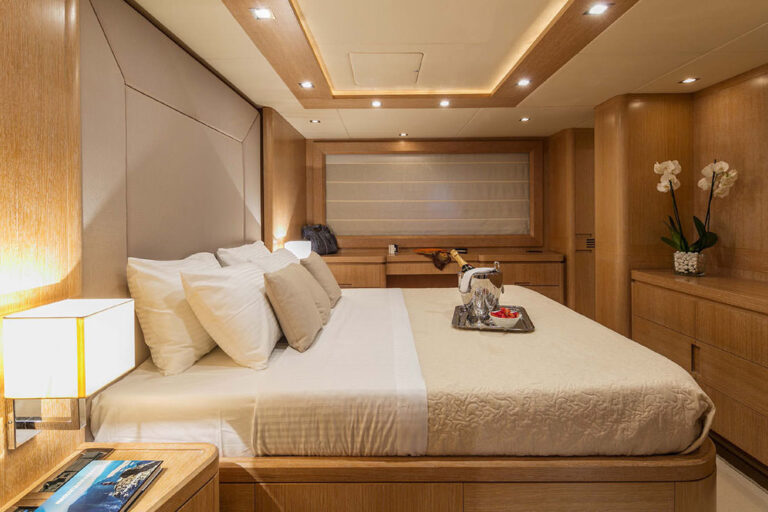 MG Navigation Mythos G Master Cabin - Side